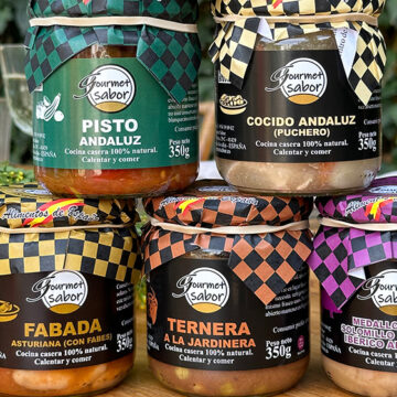 Surtido de platos en conserva gourmet servidos elegantemente