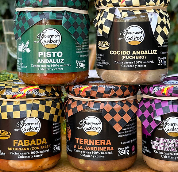 Surtido de platos en conserva gourmet servidos elegantemente