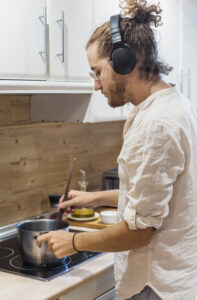 persona cocinando rápido en casa buscando opciones de comida saludable